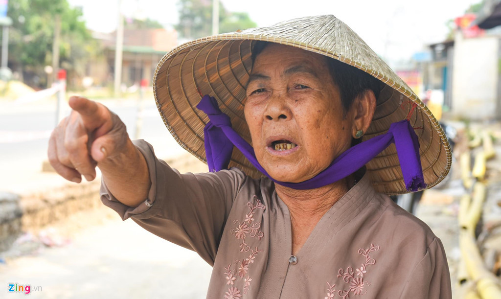 Bà Huỳnh Thị Đàm (ngụ xã Bình Hiệp) phàn nàn do tuyến đường thi công chậm kéo dài, bụi mù trời nên người dân không thể làm ăn. Phía trước quán ăn, đường bị đào quá sâu thì khách khó thể đi xe vào được nên buôn bán ế ẩm, cuộc sống gặp nhiều khó khăn.