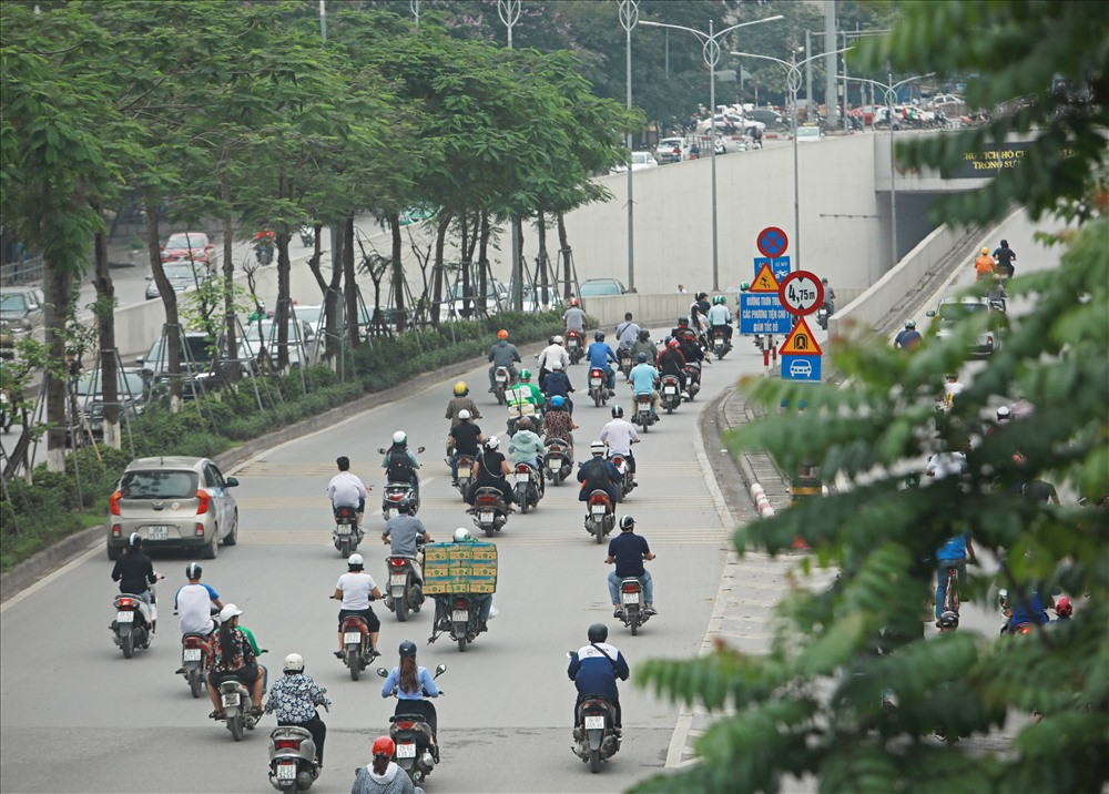 Hầm Kim Liên được ví là “điểm đen của giao thông” vì đã có rất nhiều vụ vai nạn xảy ra trong hầm. Các phương tiện khi di chuyển xuống hầm thường đi với tốc độ cao, ánh sáng trong hầm lại không đủ nên rất dễ xảy ra va chạm.