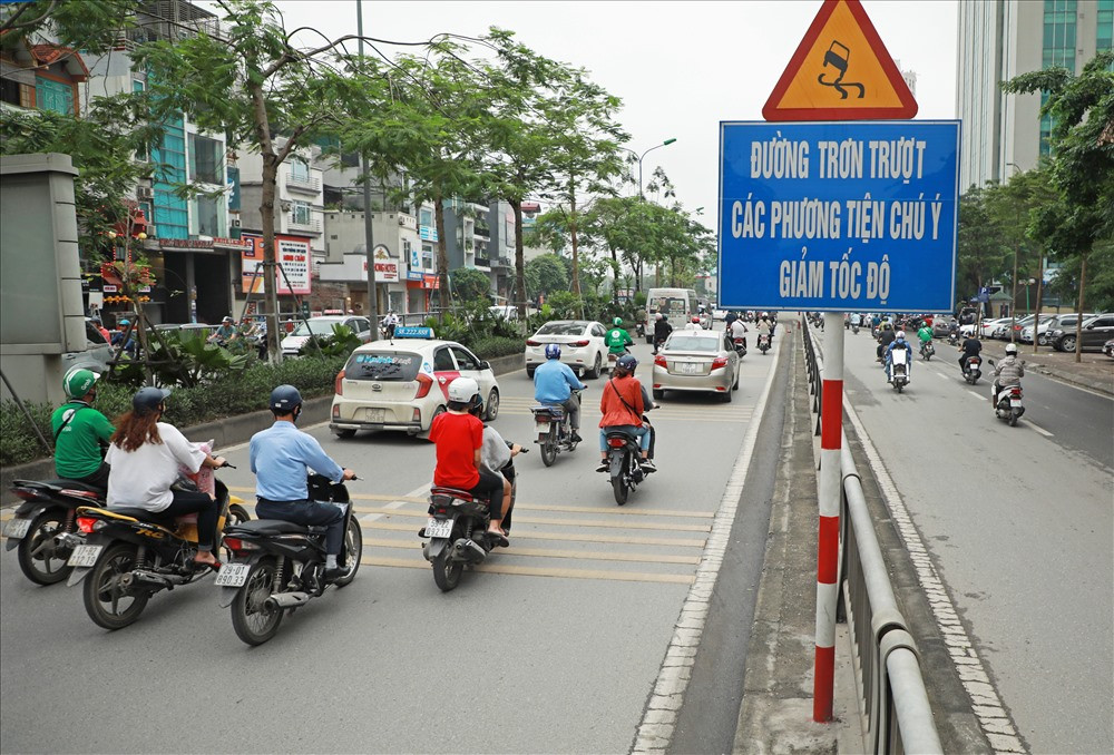 Trước đó, tại các cửa hầm cũng được dựng biển cảnh báo: "Đường trơn trượt, các phương tiện chú ý giảm tốc độ" khi xuống hầm Kim Liên.