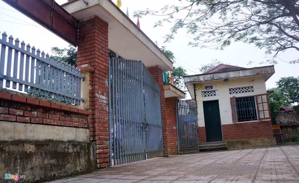 Ông Lê Thiên Quang, Hiệu trưởng Tiểu học Đồng Lương, cho biết trường có bảo vệ túc trực và khóa cổng. "Không rõ kẻ lạ mặt vào trường bằng cách nào", ông Quang nói.