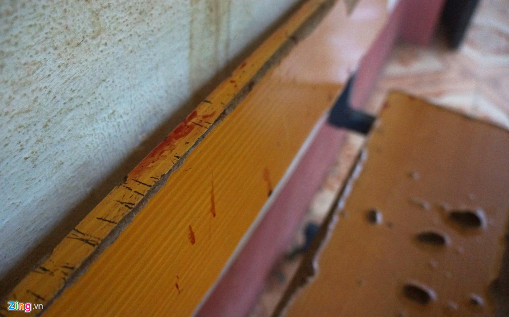 Trên bàn học vẫn còn vương những vết máu.