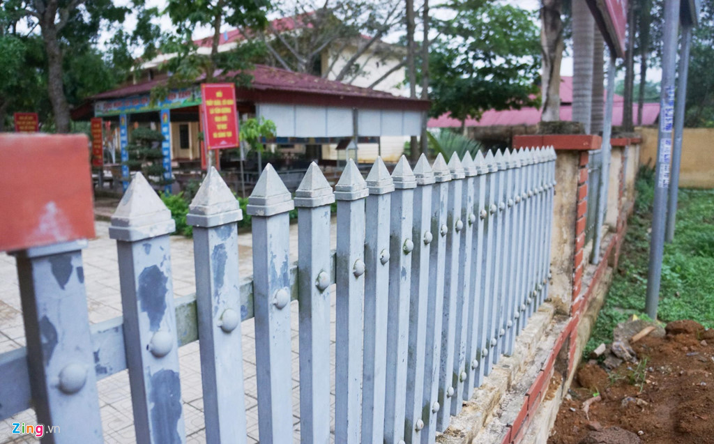 Trường Tiểu học Đồng Lương được bao quanh bởi tường rào xây và một phần được rào thép gai. Nam hiệu trưởng nhận định có thể nghi phạm đã vượt rào vào bên trong và gây án. Trường có bảo vệ nhưng đã không phát hiện kịp thời.