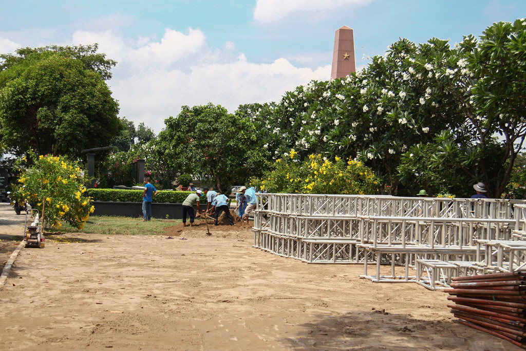 Sáng 29/4, công tác chuẩn bị cho lễ an táng đại tướng Lê Đức Anh, nguyên Chủ tịch nước, nguyên Cố vấn Ban Chấp hành Trung ương Đảng tại Nghĩa trang TP.HCM đang hoàn tất những khâu cuối cùng.