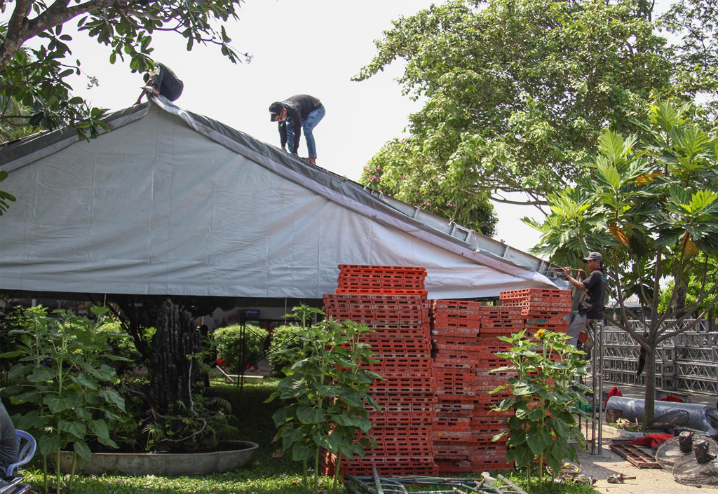 Khu tổ chức lễ tang đang dần được hình thành. Theo thông cáo, tang lễ đại tướng Lê Đức Anh sẽ tổ chức theo nghi thức Quốc tang. Linh cữu đại tướng được quàn tại Nhà tang lễ Quốc gia số 5 Trần Thánh Tông, Hà Nội. Lễ viếng đại tướng Lê Đức Anh bắt đầu từ 7h ngày 3/5, lễ truy điệu diễn ra lúc 11h cùng ngày.