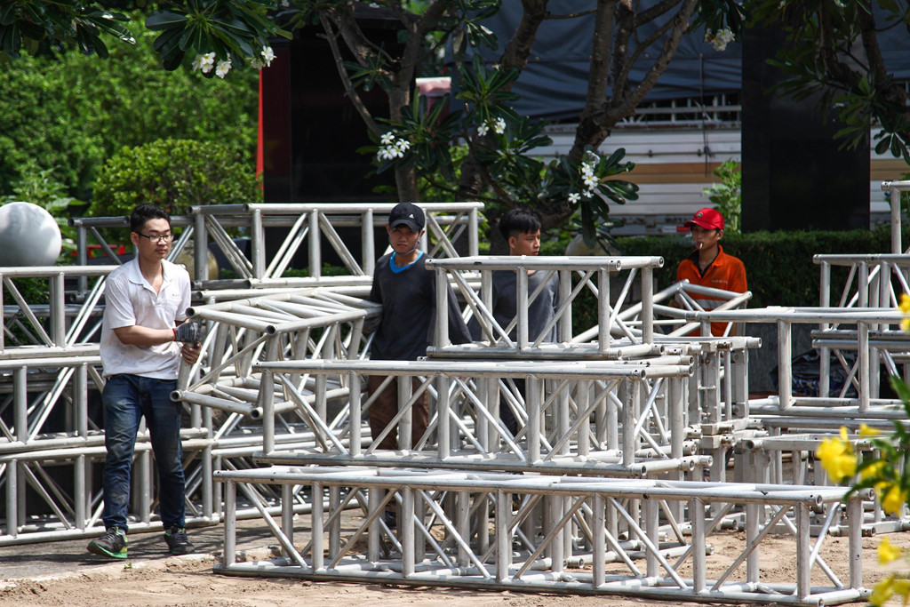 Công nhân đang dựng các khung sắt, tạo mái che xung quanh khu an nghỉ của đại tướng. "Việc chuẩn bị cho nơi an nghỉ cuối cùng của đại tướng đã thực hiện được 3 ngày nay và đang gấp rút hoàn thành để đón đại tướng về với lòng đất mẹ. Dự kiến tất cả sẽ hoàn thành vào ngày 1/5", một công nhân nói.