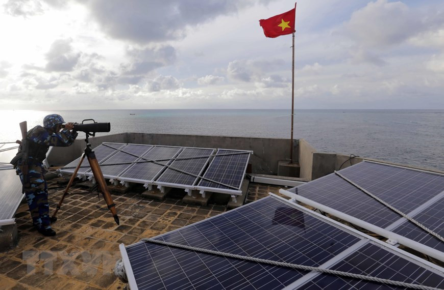 Hướng dẫn xuồng đưa đoàn công tác đến đảo Đá Lát. (Ảnh: Trần Việt/TTXVN) 