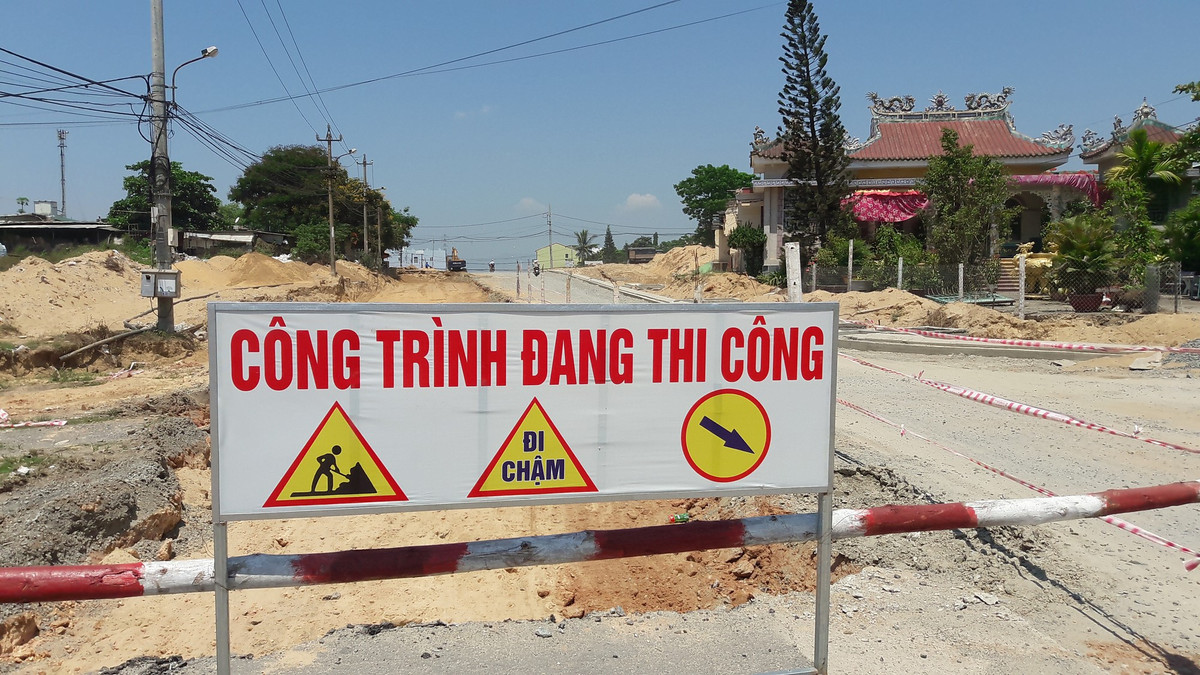 Ghi nhận của chúng tôi, hiện nay Công ty Nam Việt Á mới chỉ thảm nhựa đường Trần Hoành được khoảng 60 m, bắt đầu từ đường Lê Văn Hiến vào đến khu phố chợ.