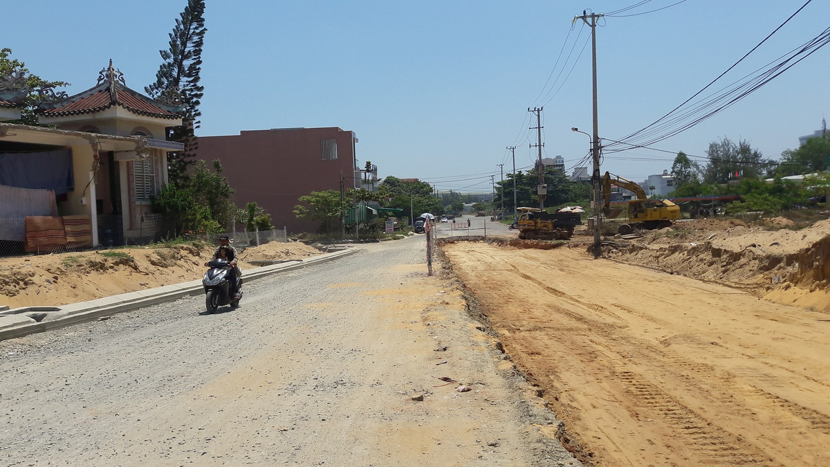 Ông Trung yêu cầu chính quyền vận động người dân bàn giao mặt bằng cho đơn vị thi công khẩn trương hoàn thành dự án. Nếu đã vận động, xử lí thỏa đáng nhưng người dân không chịu bàn giao thì thực hiện các thủ tục theo quy định pháp luật, cưỡng chế thu hồi đất để bàn giao cho đơn vị thi công sớm làm hoàn thành dự án.