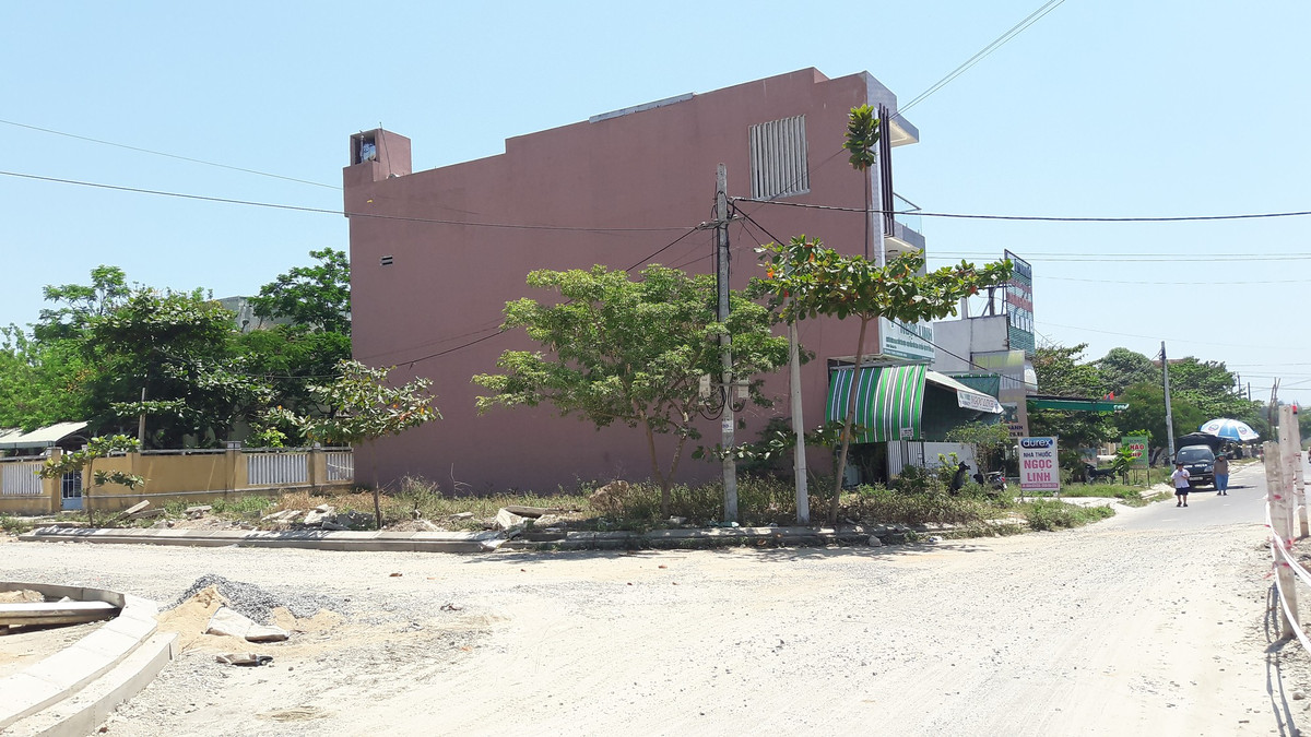 Một góc con đường Trần Hoành dang dở, không biết bao giờ mới được thi công hoàn thành.