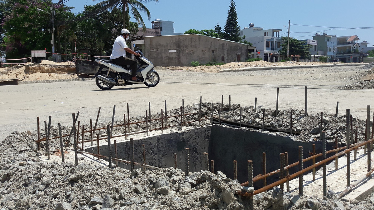 Cận cảnh một "bàn chông" là những thanh sắt đang thi công cống thoát nước không được rào chắn tiềm ẩn nguy hiểm cho người dân