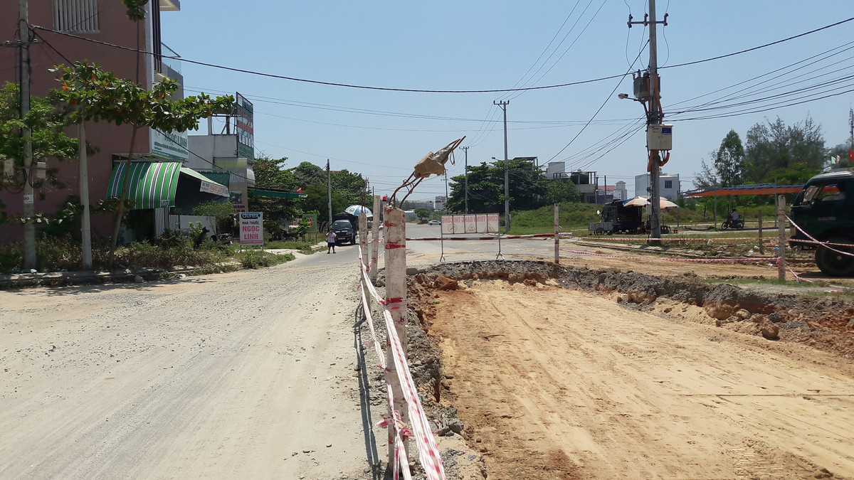 Ngày 14/2 vừa qua, ông Nguyễn Nho Trung, Chủ tịch HĐND TP Đà Nẵng đã đi kiểm tra thực tế thi công dự án đường Trần Hoành.