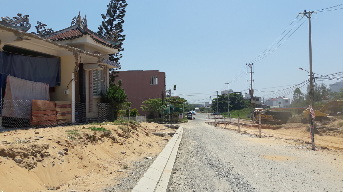Thời gian hoàn thành đường Trần Hoành là trước ngày 30/4, tuy nhiên, đến nay con đường vẫn chưa thể thi công, còn dang dở như hiện tại.