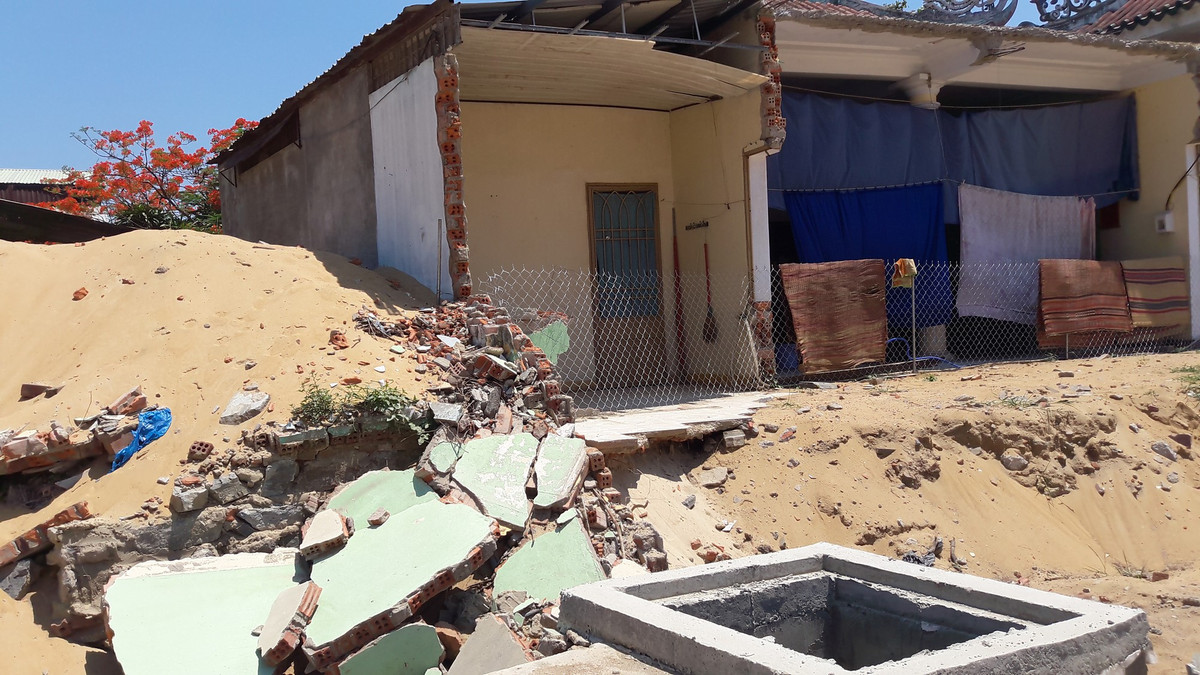 Trao đổi báo chí, lãnh đạo UBND quận Ngũ Hành Sơn cho biết, dự án đường Trần Hoành có tất cả 57 hồ sơ giải tỏa, đền bù nhưng hiện vẫn còn 3 hộ dân chưa chịu chấp nhận phương án di dời vì nhiều lí do liên quan đến đòi hỏi quyền lợi đền bù, tái định cư.