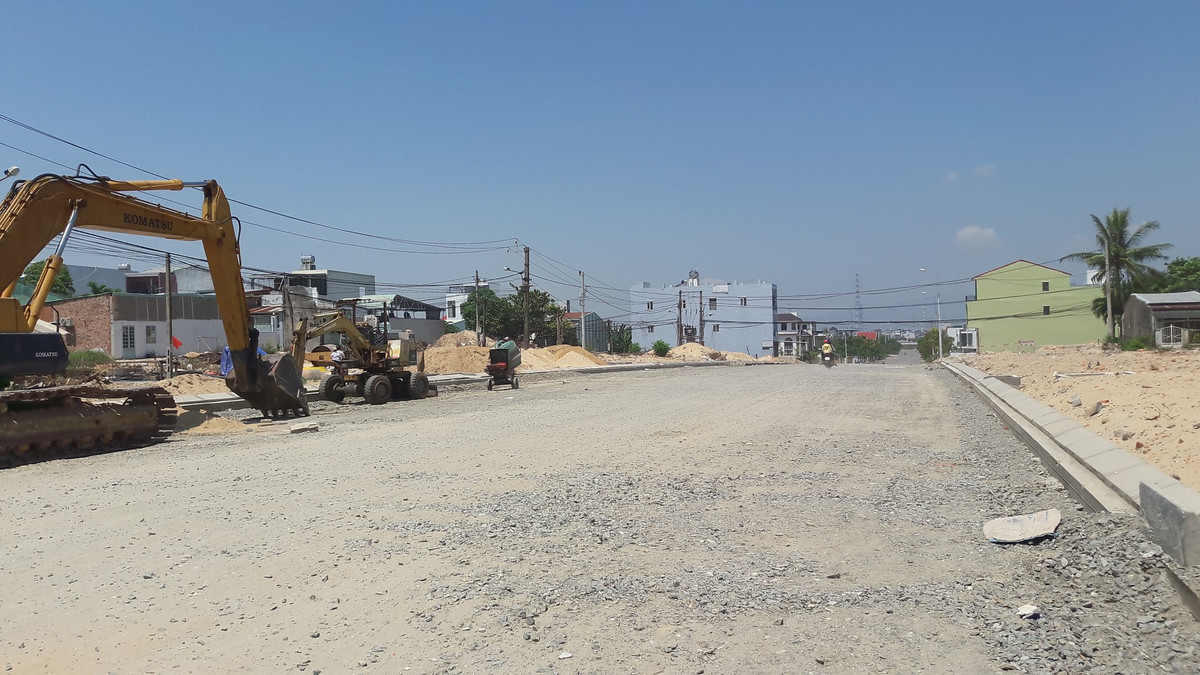 Người dân sinh sống trên con đường này bày tỏ mong muốn, lãnh đạo UBND TP Đà Nẵng sớm quan tâm, chỉ đạo quyết liệt để sớm hoàn thành đường Trần Hoành, cuộc sống người dân tốt hơn.