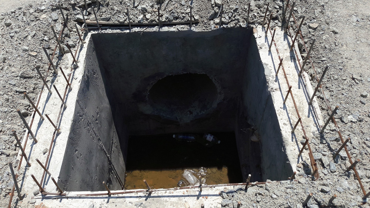 Đơn vị thi công con đường này là công ty Nam Việt Á thi công được một số cống thoát nước nhưng không rào chắn, để lộ những "bàn chông" nguy hiểm cho người dân lưu thông.