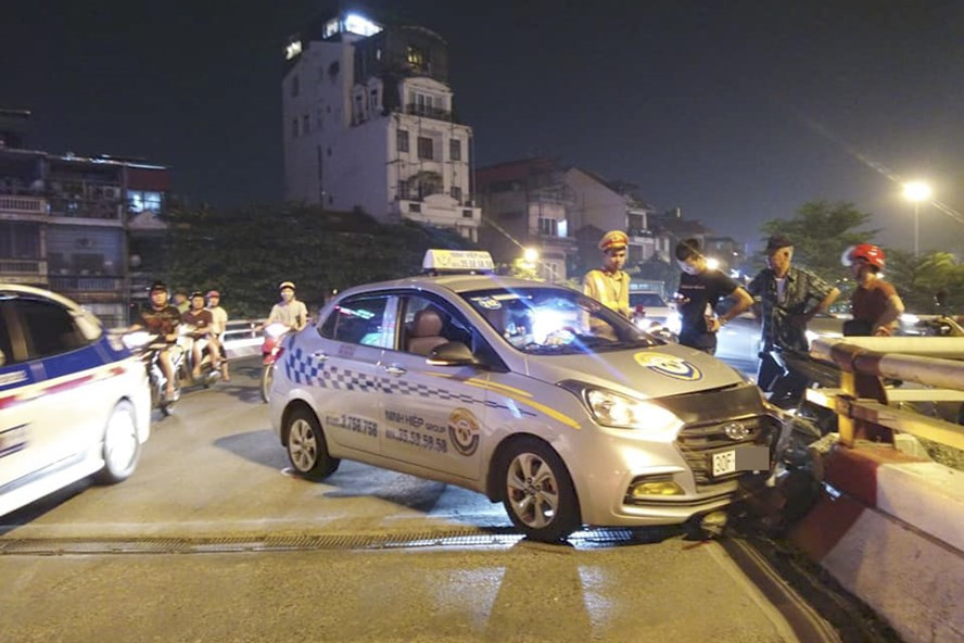 Tai xe taxi dam vo thanh cau Chuong Duong vi ngu gat
