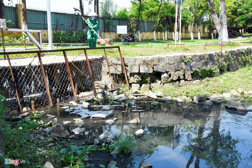 Nhiều cống xả thải từ hệ thống thu gom của thành phố (chung nước thải với nước mưa) tràn ra hồ nước của công viên, gây ô nhiễm, bốc mùi hôi thối.