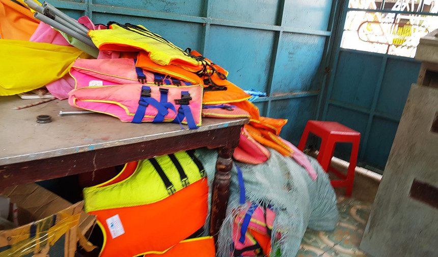 Hàng chục chiếc áo phao vứt bừa bãi trong phòng bán vé. "Những áo phao này vẫn có thể tận dụng để tắm biển được. Tại sao họ lại bỏ phí như thế này nhỉ. Theo tôi thành phố nên cân nhắc giao công viên cho Đoàn Thanh niên hoặc một đơn vị nào có năng lực quản lý thì hiệu quả hơn", anh Dang nói.