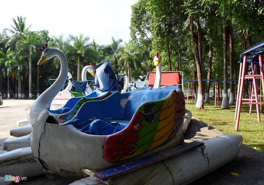 Nhiều đồ chơi đang phơi mưa, nắng và bắt đầu hư hỏng. Một phụ huynh cho biết họ đưa các cháu ra đây nhưng do đồ chơi đã hư hỏng nên các cháu không mặn mà như trước. "Bây giờ đây là khu đất để hoang chứ có gì chơi nữa đâu", chị Lan (trú quận Hải Châu) cho hay.