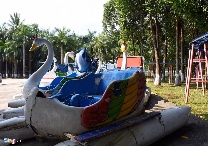 Nhiều đồ chơi đang phơi mưa, nắng và bắt đầu hư hỏng. Một phụ huynh cho biết họ đưa các cháu ra đây nhưng do đồ chơi đã hư hỏng nên các cháu không mặn mà như trước. "Bây giờ đây là khu đất để hoang chứ có gì chơi nữa đâu", chị Lan (trú quận Hải Châu) cho hay.