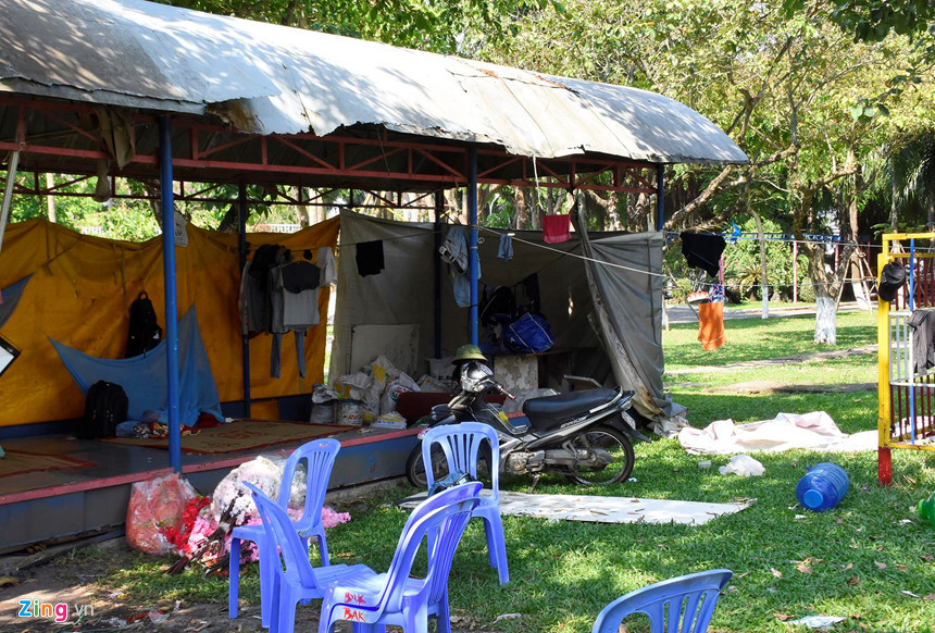 Người dân tự ý dựng các lều bạt bên trong khuôn viên. "Nhếch nhác như thế này thì còn ai dám vào đây để ngắm cảnh, dạo bộ nữa", anh Hồ Văn Dang (trú quận Thanh Khê) nói.