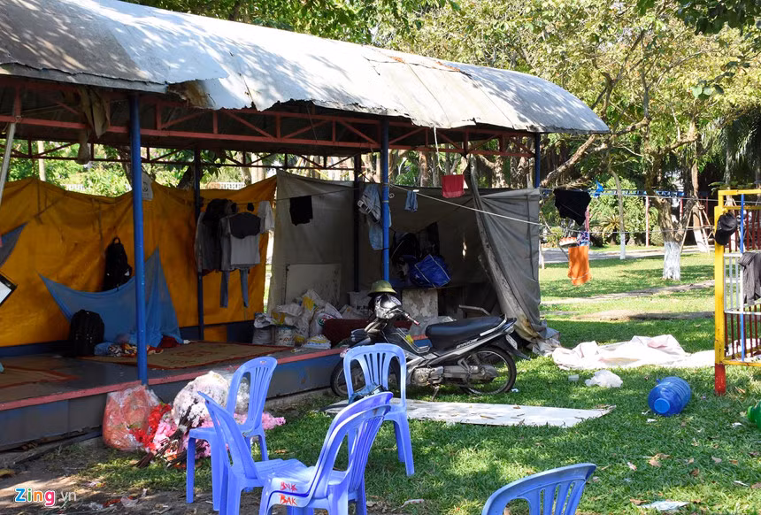 Người dân tự ý dựng các lều bạt bên trong khuôn viên. "Nhếch nhác như thế này thì còn ai dám vào đây để ngắm cảnh, dạo bộ nữa", anh Hồ Văn Dang (trú quận Thanh Khê) nói.