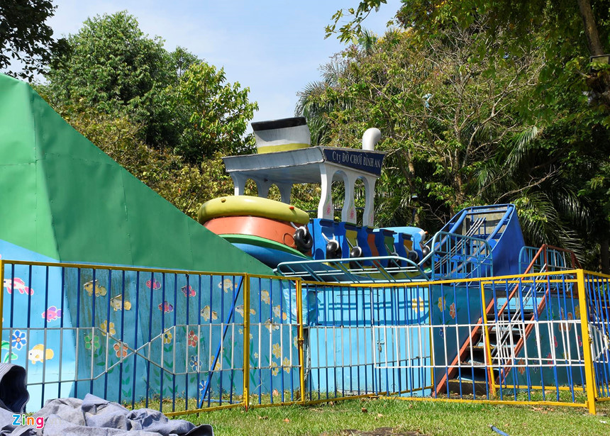 Nhiều hạng mục đang xuống cấp, phơi mưa, nắng. Chứng kiến cảnh nhếch nhác này, nhiều người cho rằng Đà Nẵng quá lãng phí. "Hiếm có nơi nào có công viên 'đắc địa' như thế này mà không tận dụng chỉnh trang để phục vụ cộng đồng thì lãng phí quá", anh Nam (trú quận Thanh Khê) luyến tiếc.