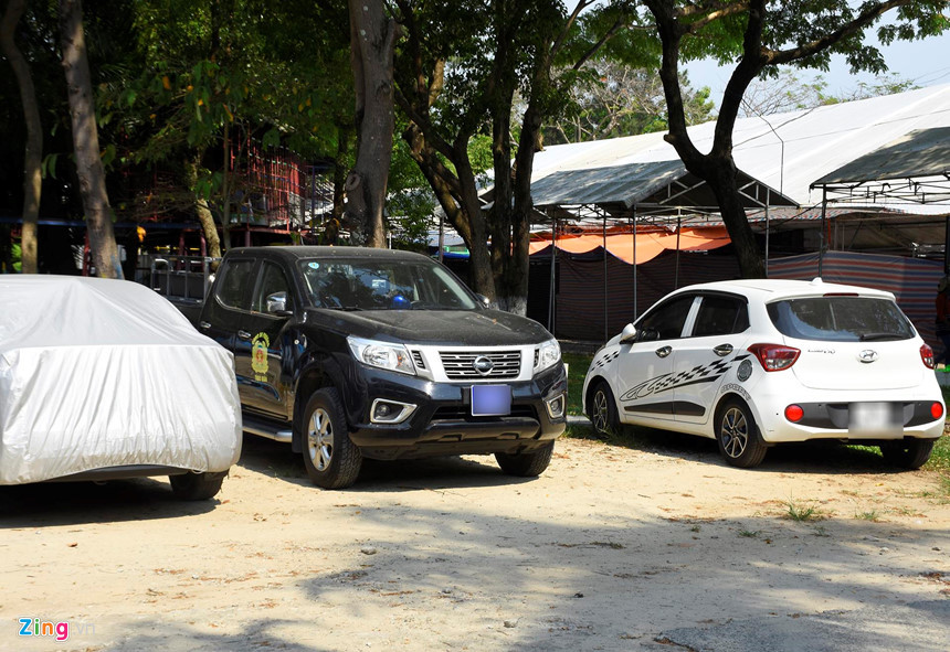 Ông Nguyễn Thanh Xuân, Phó chủ tịch Thường trực UBND quận Thanh Khê, cho biết quận đang xin chủ trương của thành phố để cho xã hội hoá công viên theo hướng điều chỉnh lại quy hoạch, mở nhiều diện tích vườn hoa hơn. Do chưa được thống nhất chủ trương nên quận cũng lấn cấn trong thu hút đầu tư. Trong ảnh: Một số tập thể, cá nhân đưa xe vào công viện đậu.