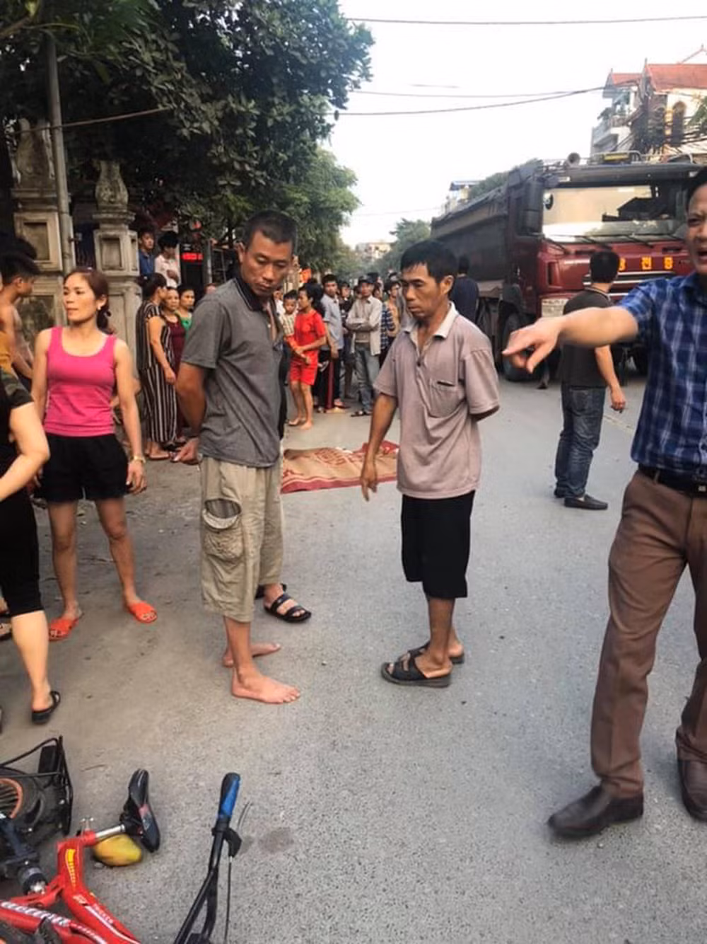 Xe o to ban tai dam hai em be di xe dap, mot nguoi tu vong