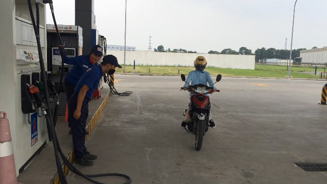 Sau gần 2 năm đi vào phục vụ, PV Kiến Thức có ghi nhận thực trạng tại cây xăng Nhật Bản vào thời điểm ngày 20/5. Mặc dù lượng khách không còn đông như những ngày khai trương, nhưng thái độ phục vụ, cung cách cúi chào khách hàng vẫn được duy trì.