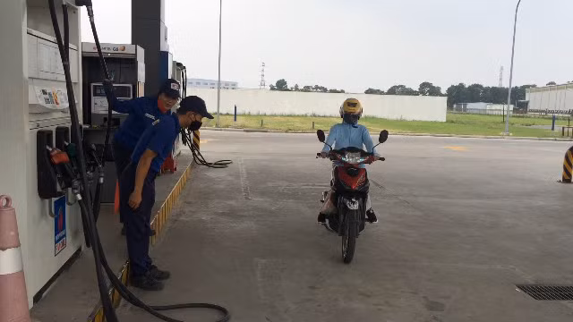 Sau gần 2 năm đi vào phục vụ, PV Kiến Thức có ghi nhận thực trạng tại cây xăng Nhật Bản vào thời điểm ngày 20/5. Mặc dù lượng khách không còn đông như những ngày khai trương, nhưng thái độ phục vụ, cung cách cúi chào khách hàng vẫn được duy trì.