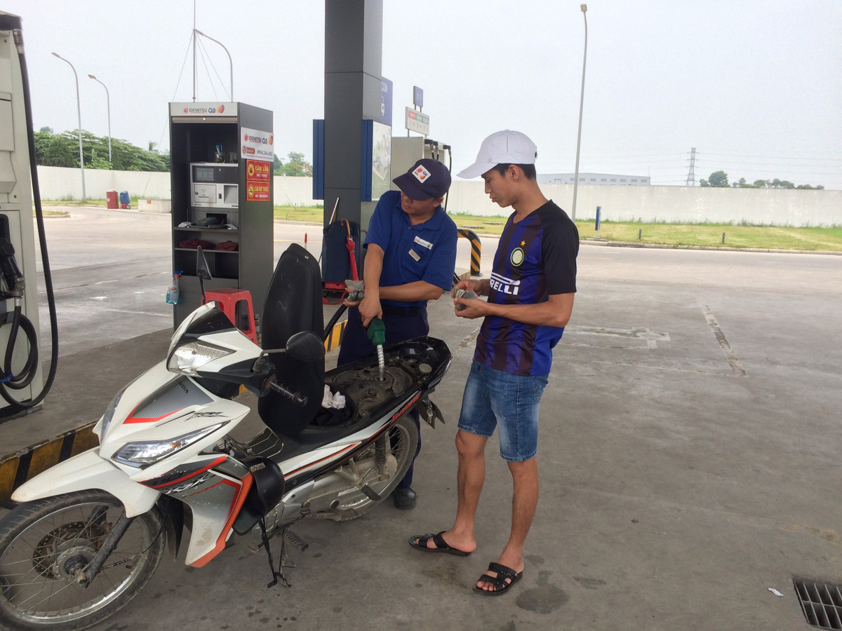 Do trạm xăng dầu Idemitsu Q8 nằm trong khu công nghiệp Bắc Thăng Long, Hà Nội nên lượng khách chủ yếu là công nhân và xe tải.