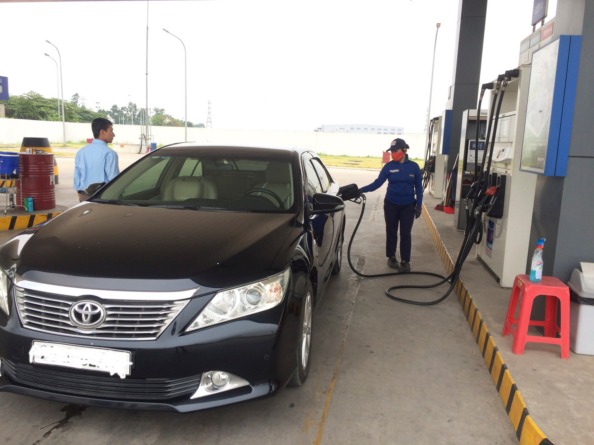 Sau khi khách hàng đưa xe vào đúng vị trí nhân viên mới bắt đầu bơm xăng cho khách hàng theo một trật tự quy định. Mặc dù hiện nay nhân viên không còn chăm sóc khách hàng, chăm sóc xe được kỹ lưỡng như ngày khai trương nhưng về cơ bản khách hàng vẫn khá hài lòng với thái độ phục vụ.
