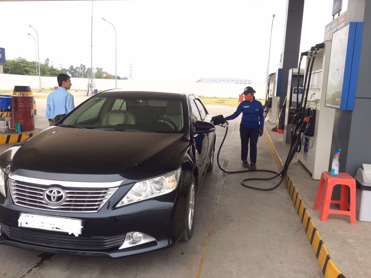 Sau khi khách hàng đưa xe vào đúng vị trí nhân viên mới bắt đầu bơm xăng cho khách hàng theo một trật tự quy định. Mặc dù hiện nay nhân viên không còn chăm sóc khách hàng, chăm sóc xe được kỹ lưỡng như ngày khai trương nhưng về cơ bản khách hàng vẫn khá hài lòng với thái độ phục vụ.