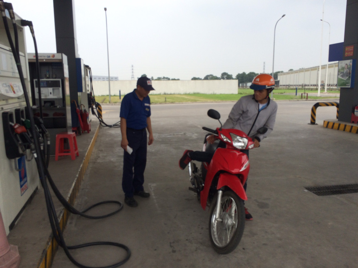Cũng như anh Quang, anh Chức một khách hàng đến đổ xăng tại trạm chia sẻ: “Tôi mua xăng ở đây nhiều lần rồi, khi tôi đến bơm xăng ở đây nhân viên lễ phép, thân thiện với mọi người. Họ cúi đầu chào trước khi bơm xăng sau khi bơm xong lại cúi chào tạm biệt".