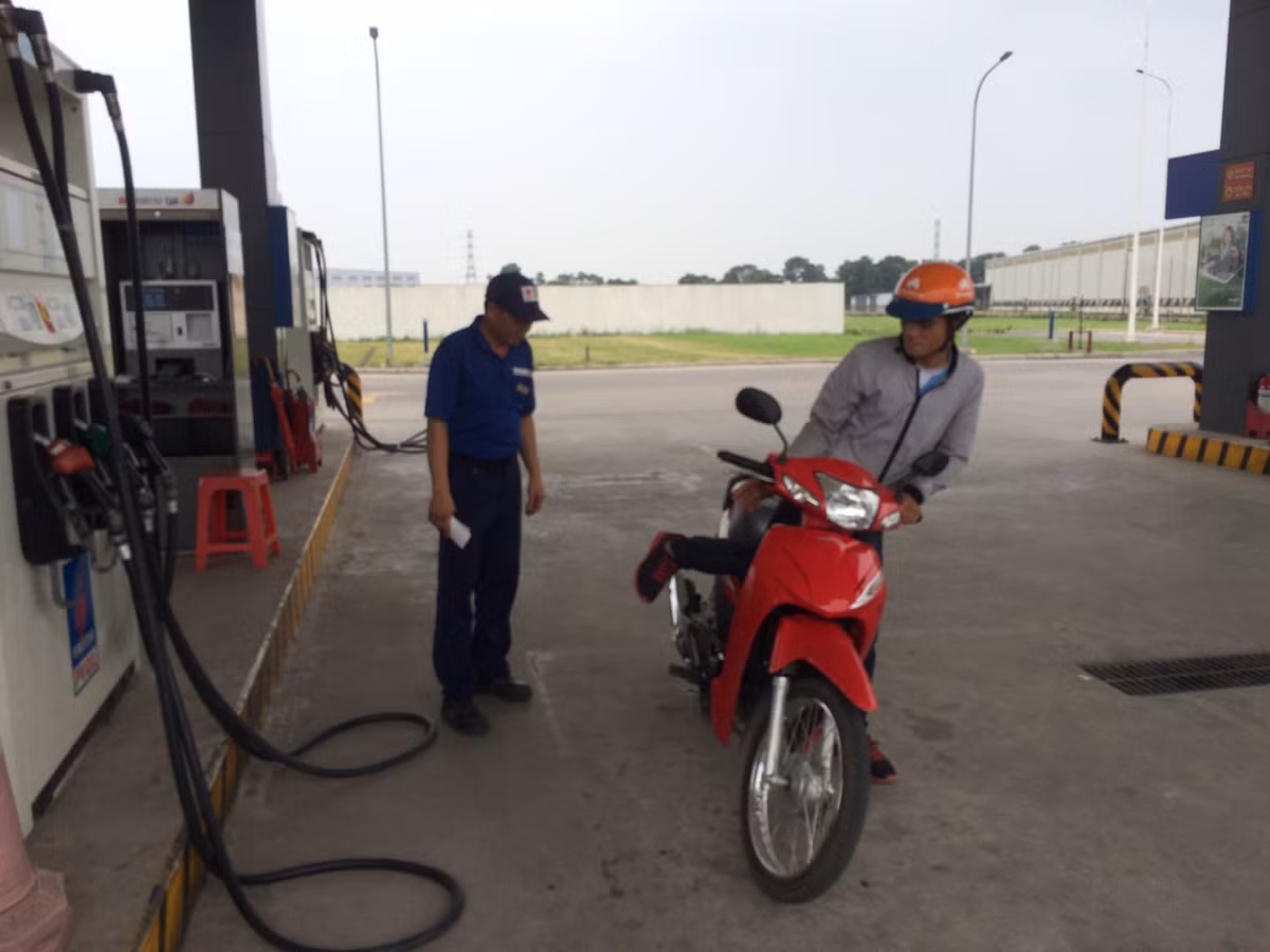Cũng như anh Quang, anh Chức một khách hàng đến đổ xăng tại trạm chia sẻ: “Tôi mua xăng ở đây nhiều lần rồi, khi tôi đến bơm xăng ở đây nhân viên lễ phép, thân thiện với mọi người. Họ cúi đầu chào trước khi bơm xăng sau khi bơm xong lại cúi chào tạm biệt".