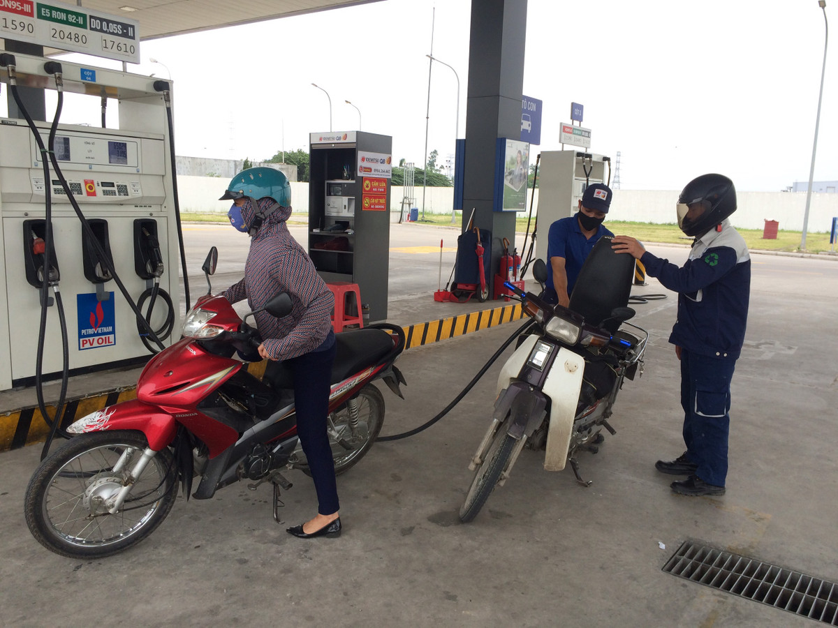 Anh Quang một công nhân làm việc tại khu công nghiệp Bắc Thăng Long chia sẻ “Từ lúc cây xăng này mở tôi toàn ra mua ở đây. Thấy cách phục vụ rất tốt và cây xăng ở gần nơi làm việc nên tiện đi lại".