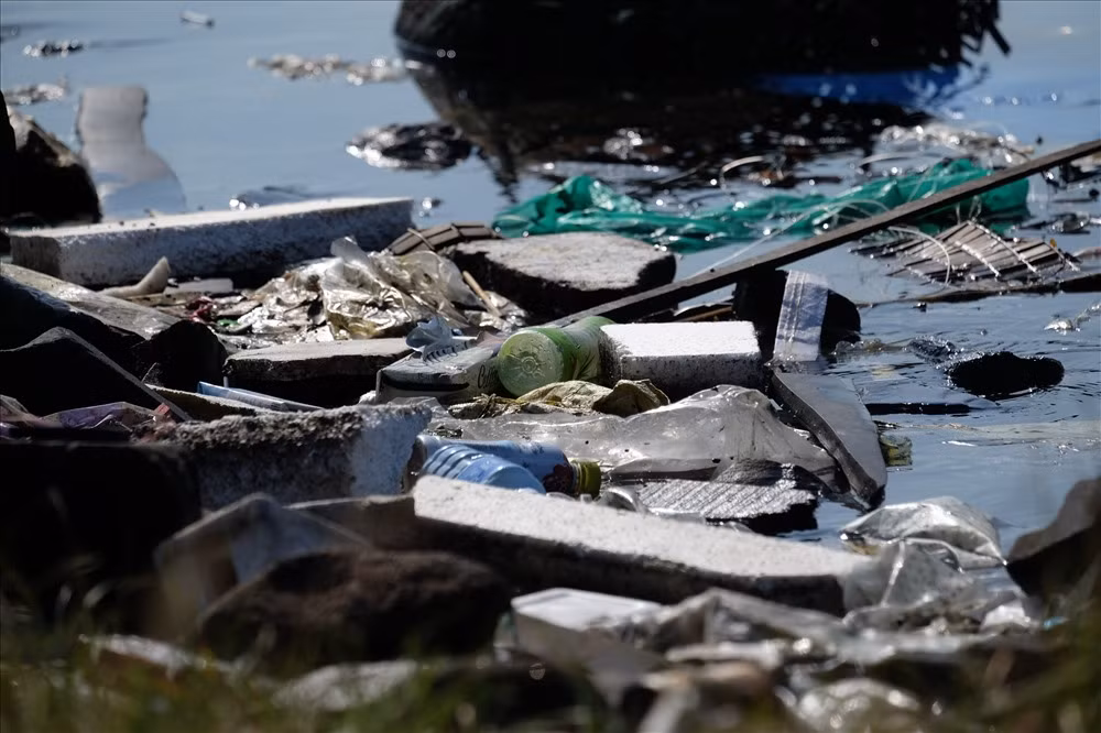 Au thuyen lon nhat Da Nang bi rac thai bua vay-Hinh-4