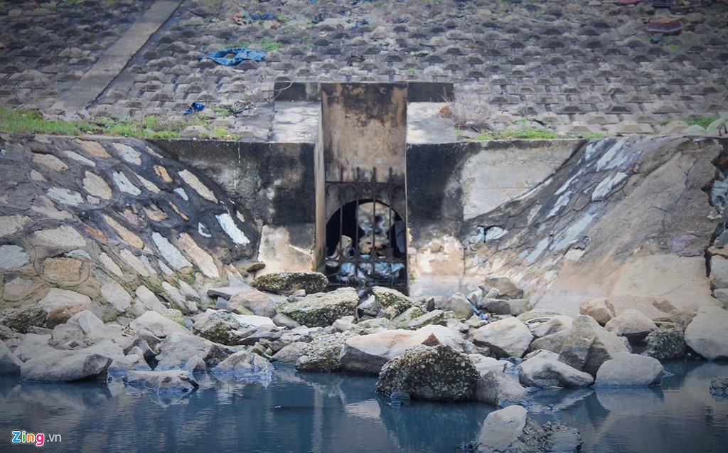 Ông Lê Hữu Phong, Phó phòng TNMT huyện Nghi Xuân, cho biết ông từng nhận được phản ánh về Trung tâm thực hành Đại học Vinh bỏ hoang và xả nước thải từ hồ nuôi tôm ra ngoài. "Phòng từng cử cán bộ xuống kiểm tra, xác minh song thời điểm đó không phát hiện bất thường nên đã giao cho xã kiểm tra thường xuyên, khi có vi phạm sẽ xử lý nghiêm. Còn việc trung tâm cho doanh nghiệp thuê lại đất nuôi tôm đúng mục đích, chức năng và đảm bảo môi trường hay không thì cơ quan chức năng khác quản lý", ông Phong nói.