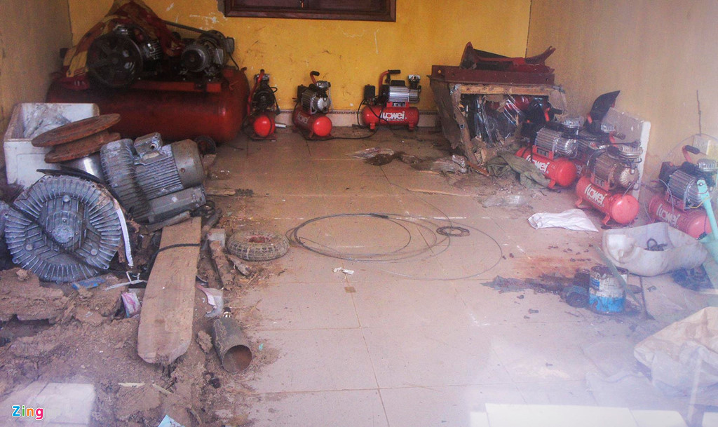 Máy móc được để ngổn ngang trong nhà kho.