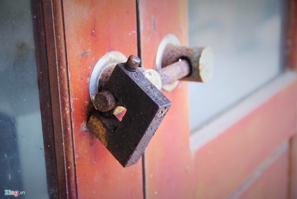 Nhiều phòng khóa kín cửa, lâu ngày không mở khiến ổ khóa rỉ sét. Chính quyền xã Xuân Trường cho biết người dân từng phản ánh về trung tâm thực hành hoang phế, không có sinh viên thực hành mà cho doanh nghiệp thuê nuôi tôm gây ô nhiễm.