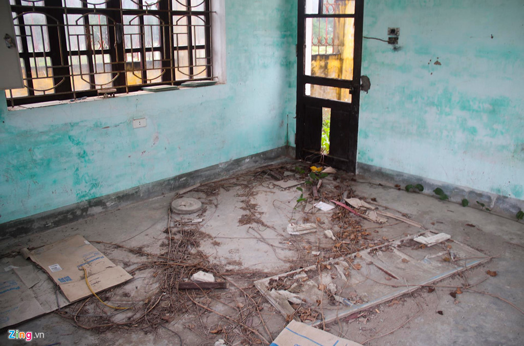 Nhiều phòng nhếch nhác, bẩn thỉu. Người dân địa phương từng nhiều lần phản ánh việc sử dụng 9 ha đất để xây trung tâm nhưng sử dụng không hiệu quả sẽ gây lãng phí. Họ còn cho rằng các ao tôm trong khuôn viên trung tâm không phải để sinh viên học tập, thực hành mà của doanh nghiệp bên ngoài thuê lại, quá trình nuôi thủy sản đã xả thải nước màu đen, hôi thối ra môi trường.