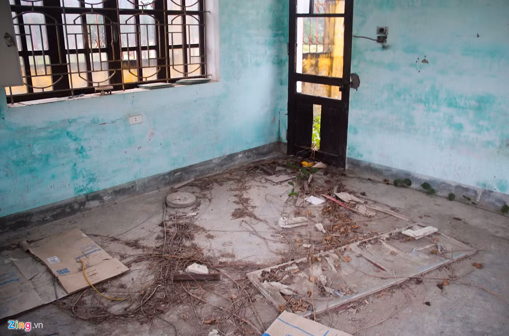 Nhiều phòng nhếch nhác, bẩn thỉu. Người dân địa phương từng nhiều lần phản ánh việc sử dụng 9 ha đất để xây trung tâm nhưng sử dụng không hiệu quả sẽ gây lãng phí. Họ còn cho rằng các ao tôm trong khuôn viên trung tâm không phải để sinh viên học tập, thực hành mà của doanh nghiệp bên ngoài thuê lại, quá trình nuôi thủy sản đã xả thải nước màu đen, hôi thối ra môi trường.