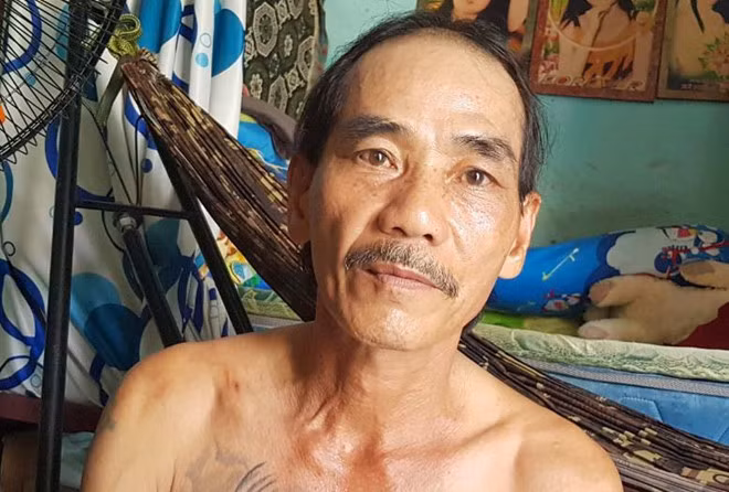 Ông Nguyễn Mạnh Hùng - người địa phương cho rằng cả 2 thi thể có thể mới bị sát hại cách đây vài ngày vì nếu chết lâu thì chỉ cần nắm tóc, tóc sẽ rơi ra ngoài.