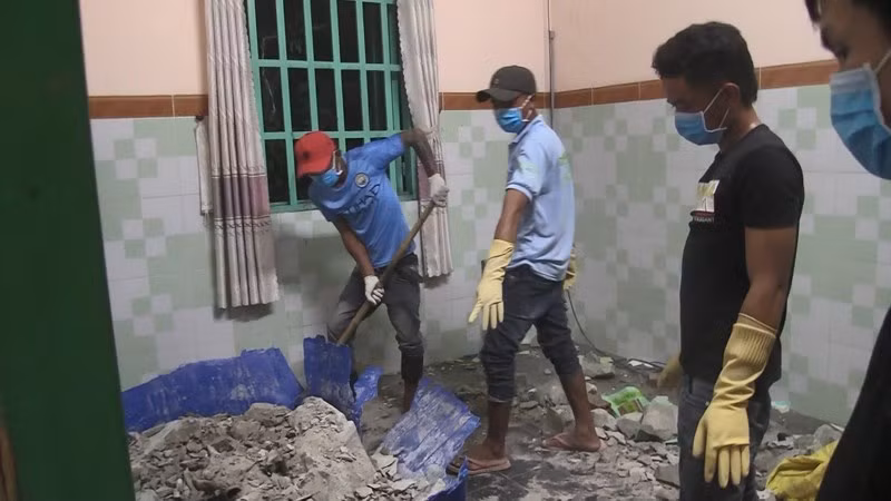 Đến 2h ngày 16/5, thi thể được đưa ra ngoài trong tình trạng đang phân hủy, bốc mùi hôi thối rất đáng sợ.