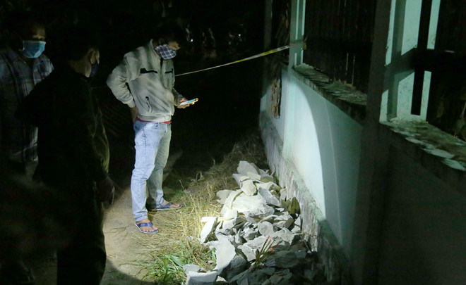 Công an tỉnh Bình Dương cho biết, tử thi thứ nhất cao khoảng 1,7m, khoảng 30 - 35 tuổi. Nạn nhân này có răng hàm thiếu 3 chiếc răng số 2, 4, 5, tóc ngắn sát da đầu.