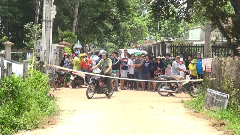 Vụ án mạng thu hút được rất nhiều người dân hiếu kỳ đến xem từ khi phát hiện thi thể.