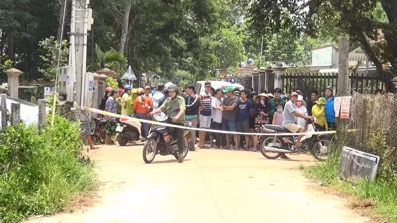 Vụ án mạng thu hút được rất nhiều người dân hiếu kỳ đến xem từ khi phát hiện thi thể.