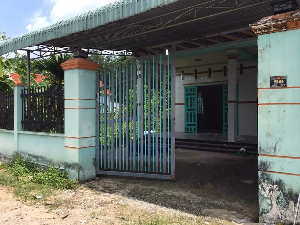 Người dân địa phương cho biết, khoảng tháng 10/2018 có 3 người gồm 2 nữ và 1 nam đến thuê nhà. Vài ngày sau đó, những người này dùng bạt phủ kín xung quanh hàng rào của ngôi nhà.