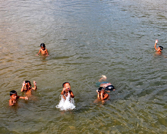 4 hoc sinh bi dien giat khi tam ao, 2 em tu vong